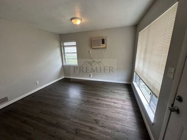 Foto del edificio - 6204 E 155th St