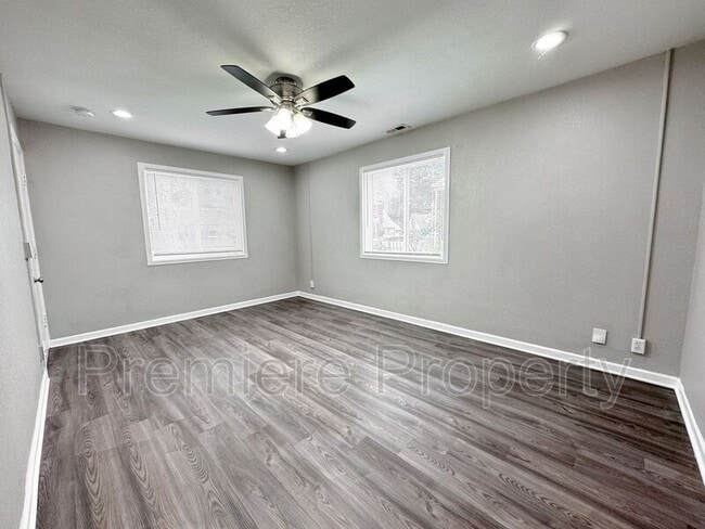 Foto del edificio - 10607 E Lexington Ave