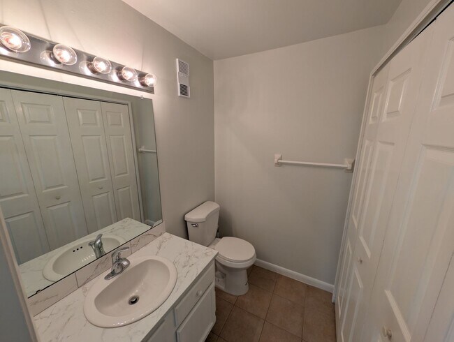 Building Photo - 3BR/2.5BA Townhouse minutes to anywhere....