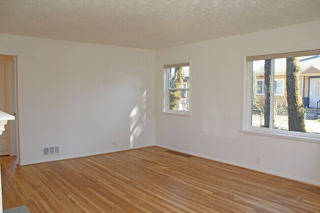 Building Photo - Beautifully Remodeled NE Portland Home!