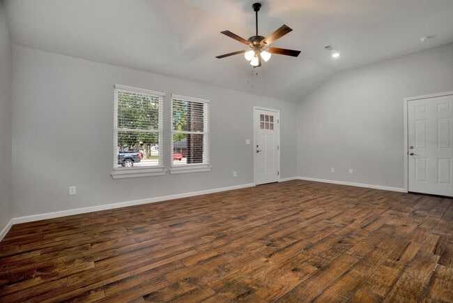 Building Photo - Like New 3-bedroom 2.5 bath Duplex in Gent...