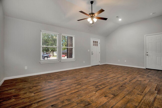Foto del edificio - Like New 3-bedroom 2.5 bath Duplex in Gent...