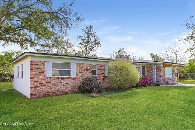 Foto del edificio - 8360 Red Holly Ln