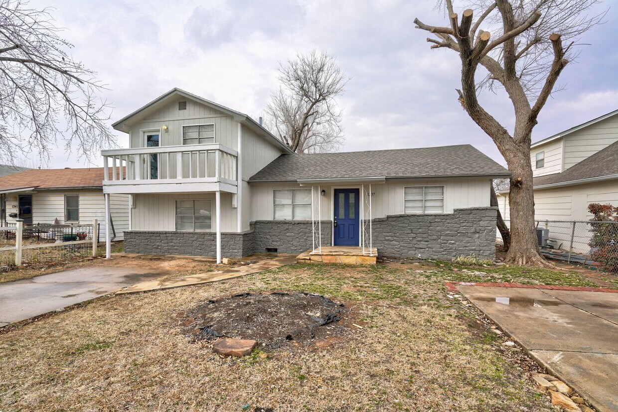 Primary Photo - 4 bedroom 2 bath!