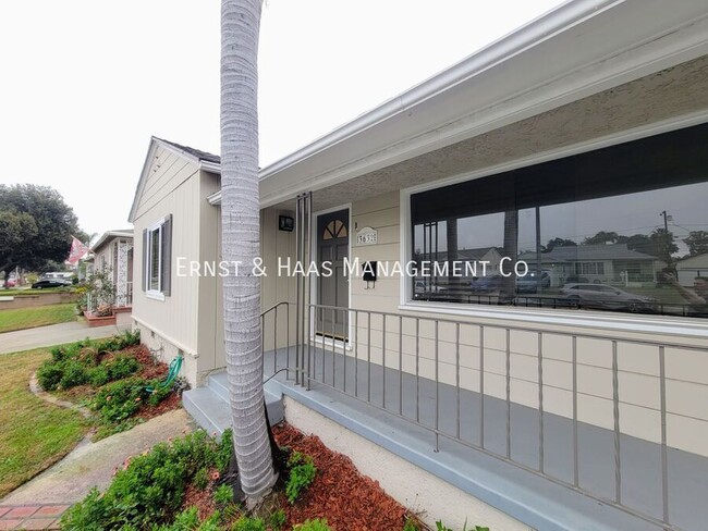 Building Photo - Beautifully Remodeled 3 Bedroom 2 Bath Lak...