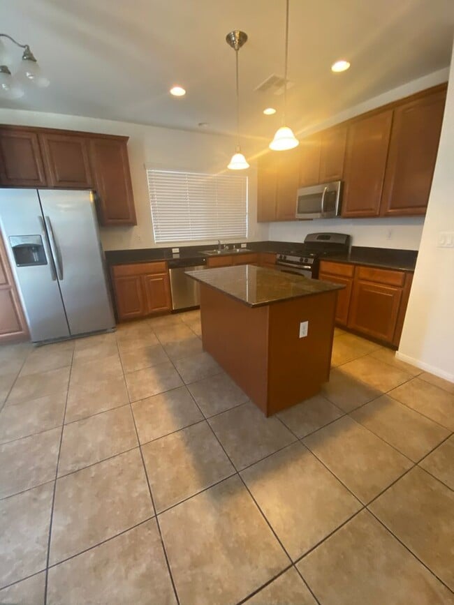 Building Photo - NW 3 bedroom