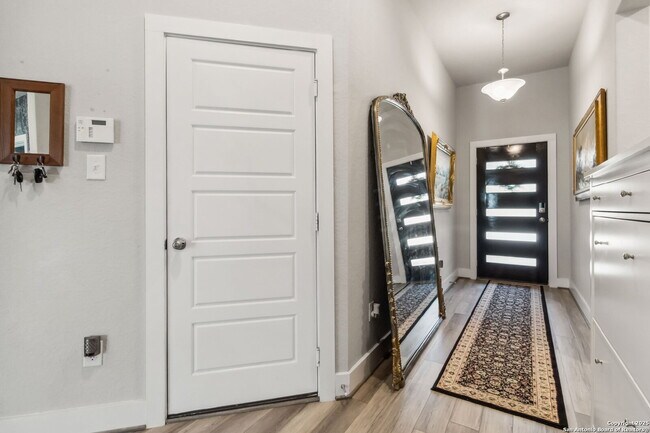 Foto del edificio - "Charming 3-Bedroom Home with 2 Full Baths and 1902 Sq Ft of Comfort in San Antonio!"