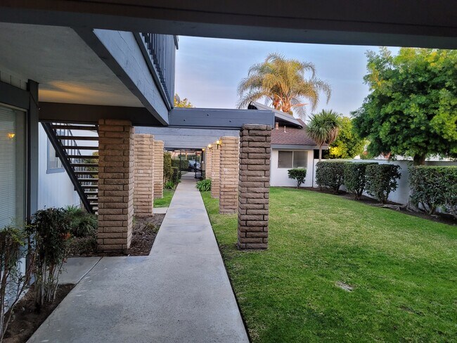 Foto del edificio - 107 Stanford Ave