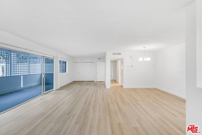 Building Photo - 825 S Gretna Green Way