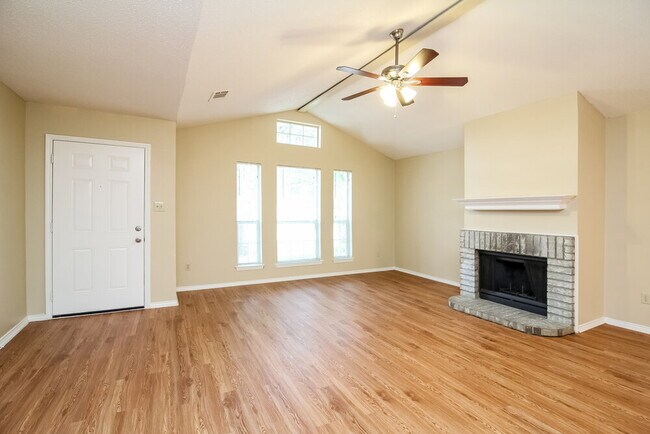 Foto del edificio - 1125 Hidden Creek Dr