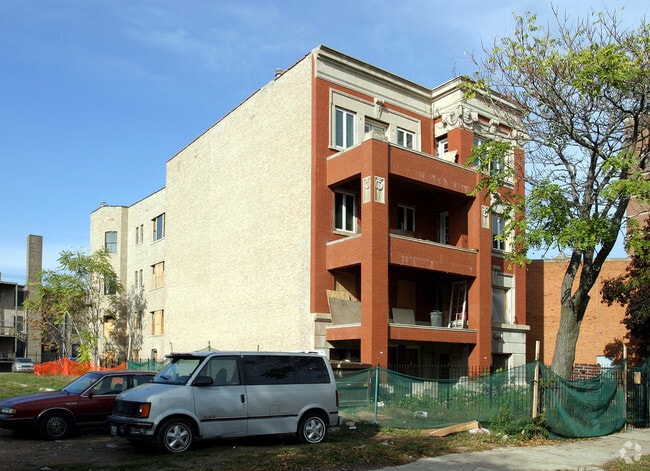 Building Photo - 4610 S Drexel Blvd E