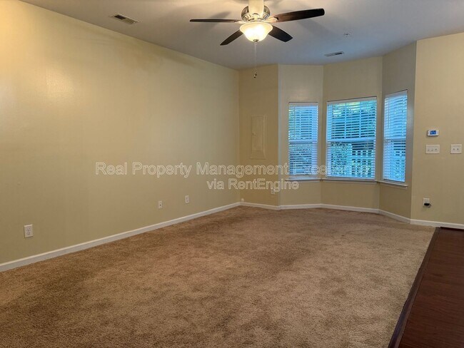 Foto del edificio - 300 Coalinga Lane