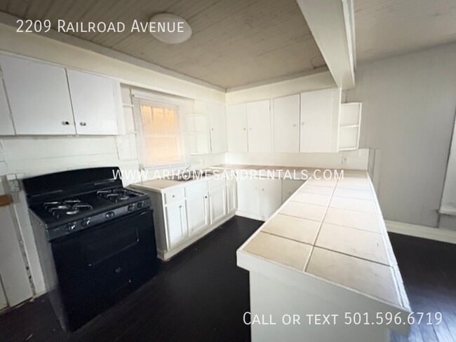 Building Photo - 2209 Railroad Ave