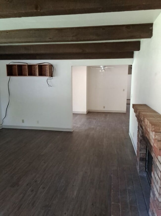 Building Photo - 3 bedroom duplex