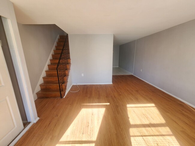 Foto del edificio - Cozy 3 bedroom 1 bathroom town home locate...