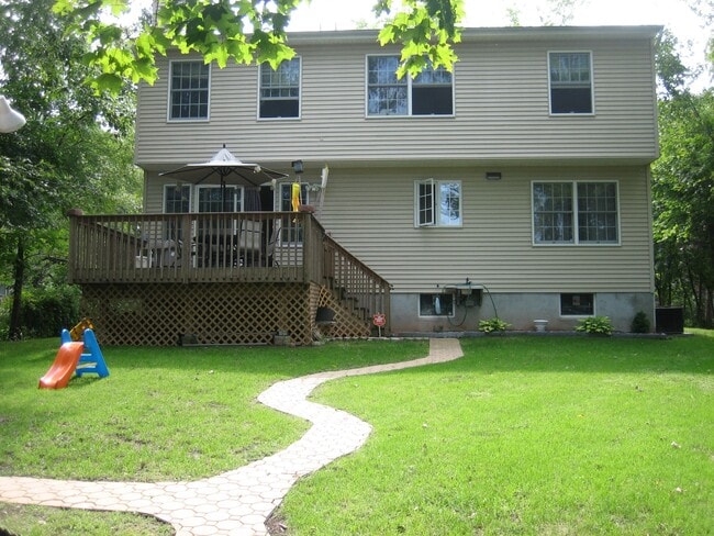 Foto del edificio - 142 Lakeside Dr S