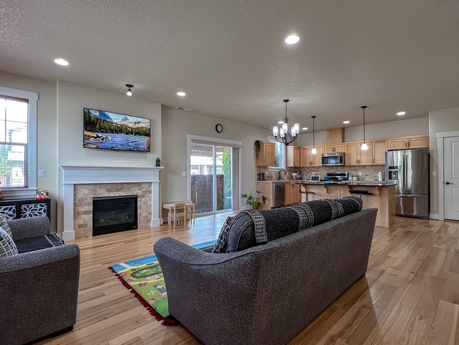 Building Photo - Enjoyable 4-Bed, 2.5-Bath Corner Lot Home in High-Tech Area!
