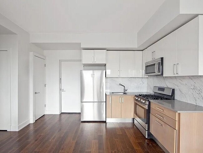 Building Photo - 100 Maspeth Ave