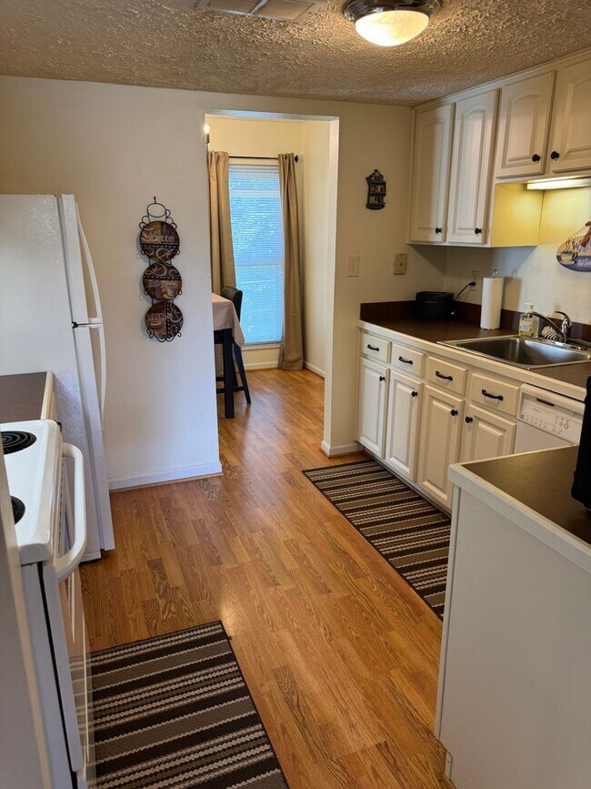 Foto del edificio - Fully Furnished 3BR 2BA Condo with Pool & ...