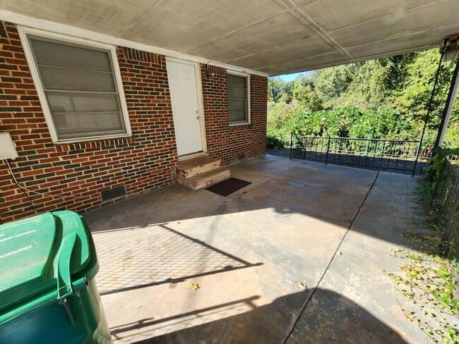 Building Photo - 1729 Capistrana Pl