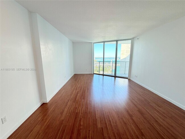 Foto del edificio - 325 S Biscayne Blvd