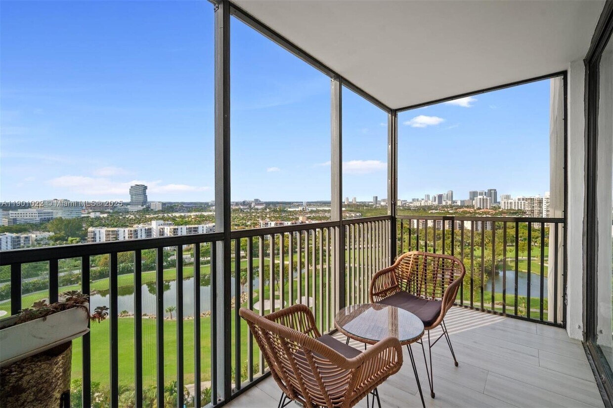 Foto principal - 20301 W Country Club Dr