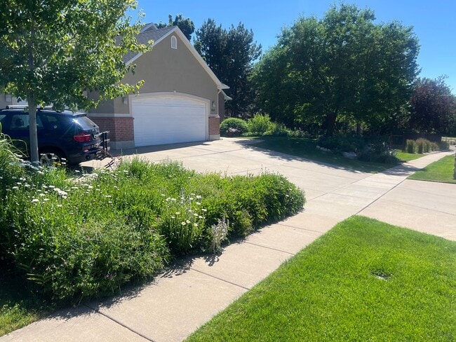Building Photo - Spacious and Modern 5 Bed, 4 Bath Home
