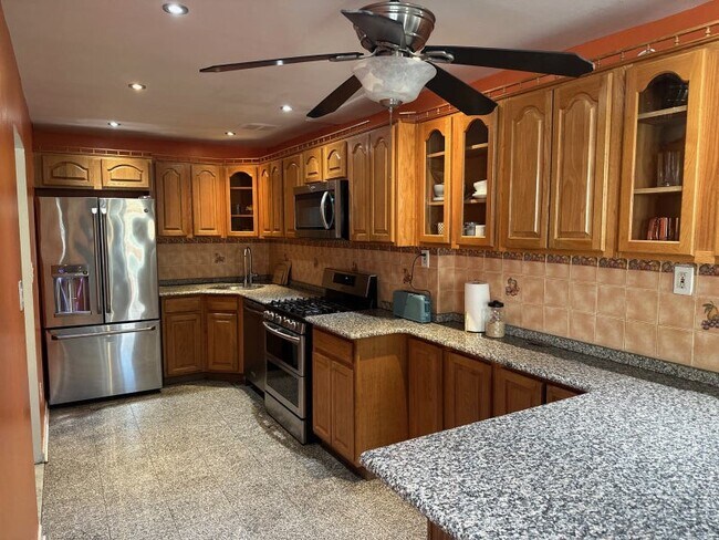 Foto del edificio - 748 E 82nd St