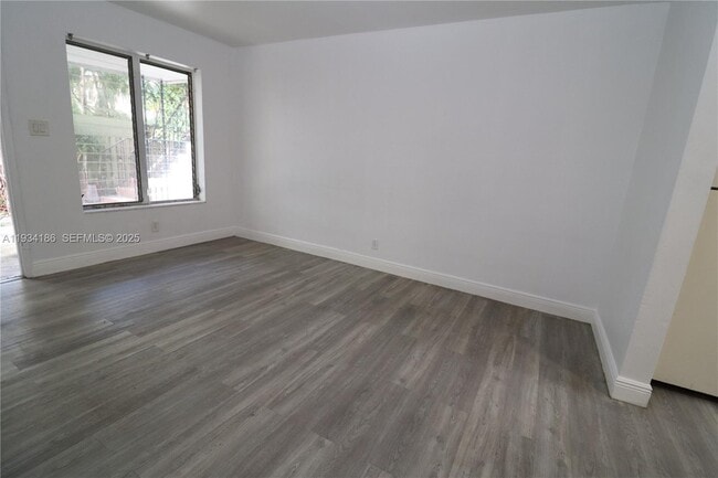 Building Photo - 915 NE 16th Terrace