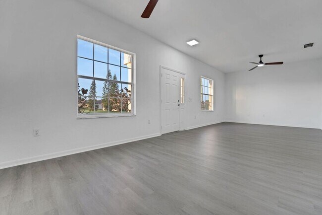 Foto del edificio - 327 Cloverdale Rd