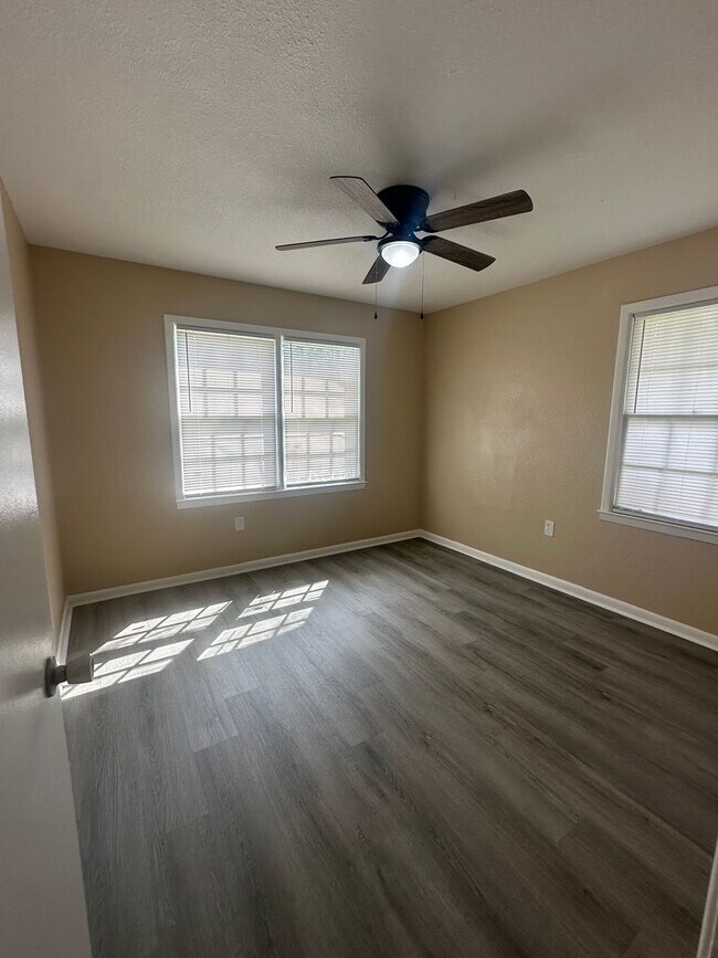 Foto del edificio - 4 Bed/2 Bath House