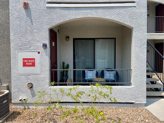 Foto del edificio - 950 Seven Hills Dr