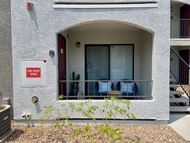 Building Photo - 950 Seven Hills Dr