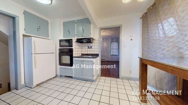 Building Photo - 728 S Rembrandt Ave - 3Bed/1.5Bath Royal O...