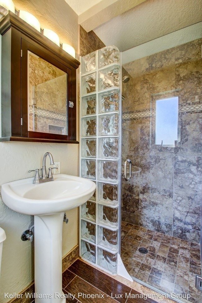 Foto del edificio - 7753 E 4th St