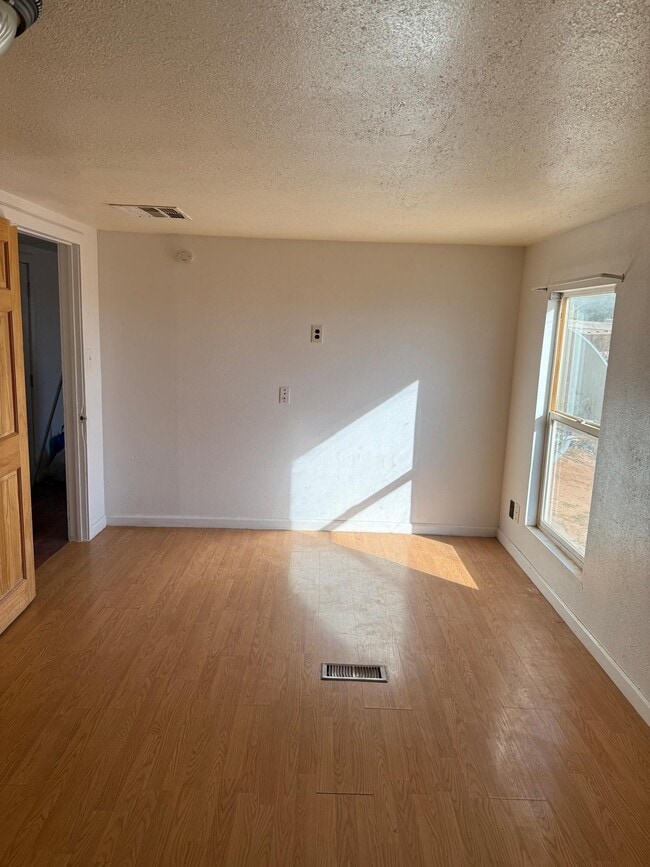 Building Photo - 560 Meadowlake Rd