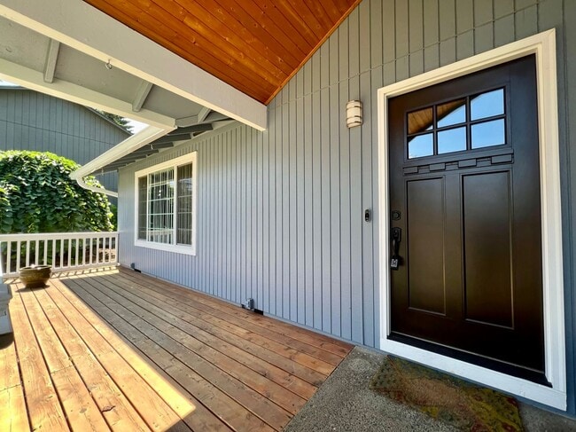 Foto del edificio - Gorgeous, Updated 4b/3ba home w/ fully fen...