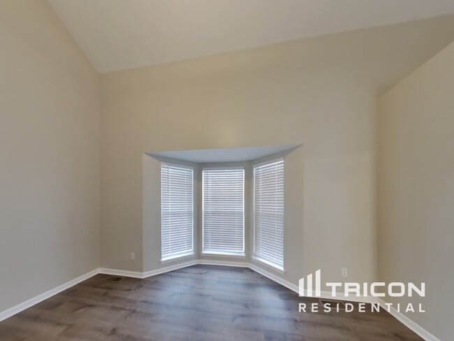 Building Photo - 1716 Lynn Cir