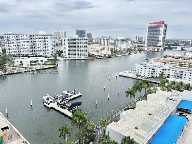 Foto del edificio - 17050 N Bay Rd