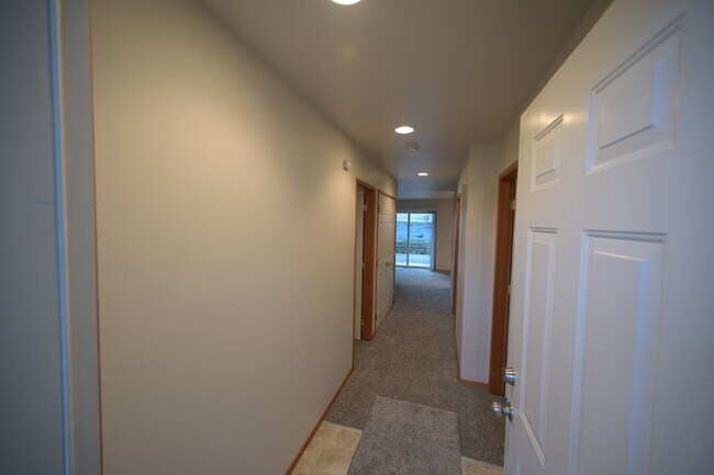 Foto del edificio - Super clean 2 bed 1 bath apartment in Port...