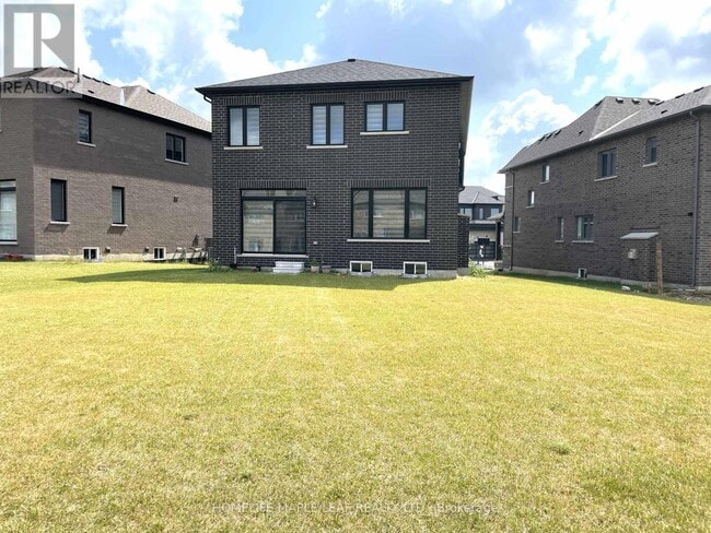 Building Photo - 117 Silverwood Cres