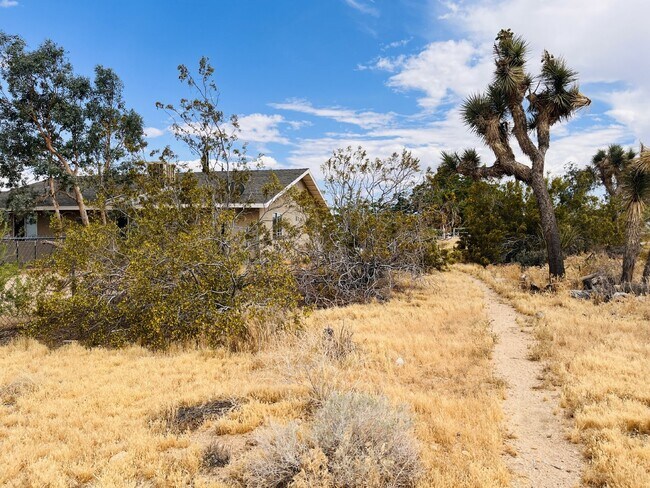 Building Photo - Charming 3-Bedroom with 2 Full Baths on th...