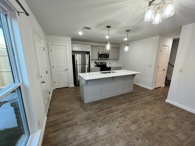 Building Photo - 1335 Eastgate Dr