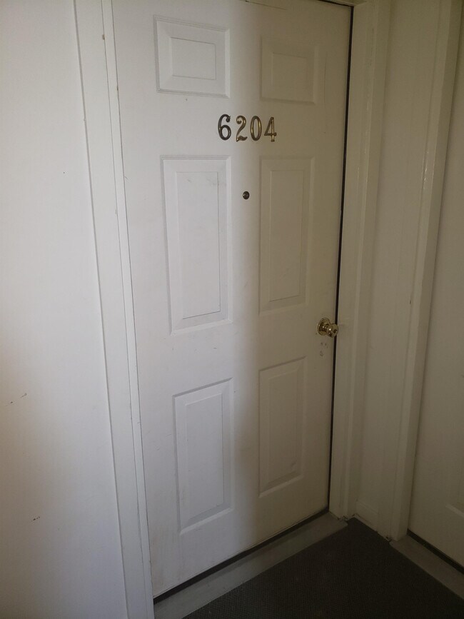 Building Photo - 6204 Highland Ct