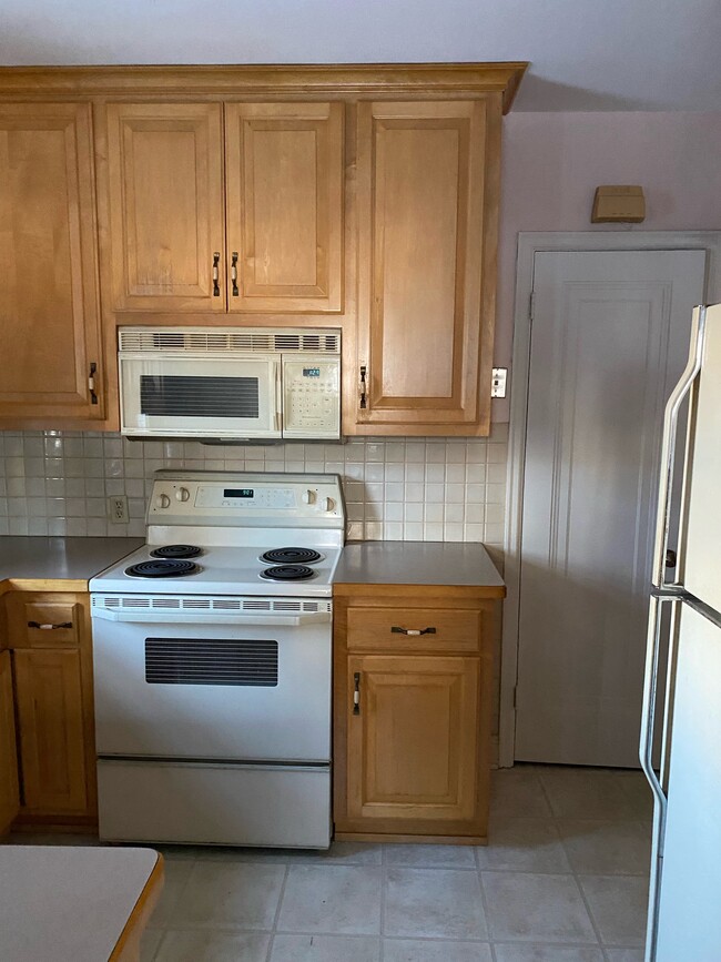 Building Photo - 2287 Brewster St