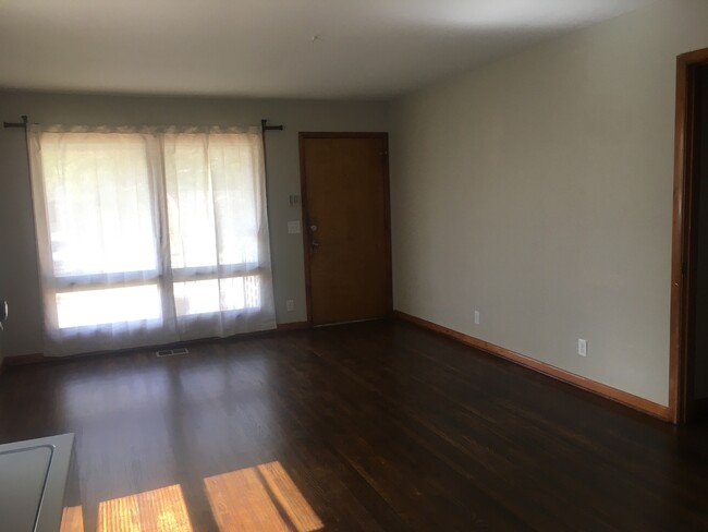 Foto del edificio - Renovated 3 Bed/ 1 Bath Home, 5 Miles to G...