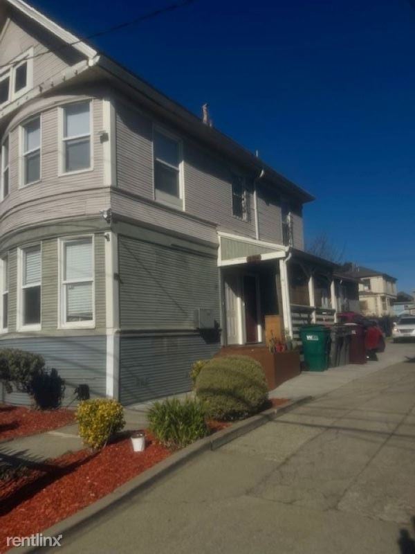 Building Photo - 3 br, 1 bath Duplex - 854 36th St Apt C