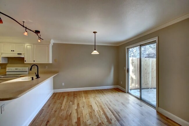 Foto del edificio - Spacious 3 bed Townhome with Fenced Yard, ...