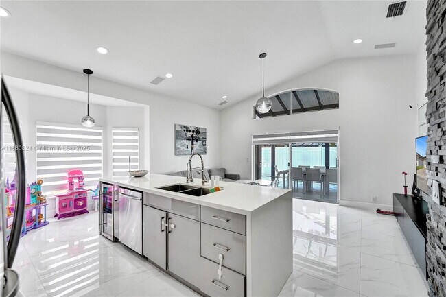 Building Photo - 4955 SW 33rd Ave