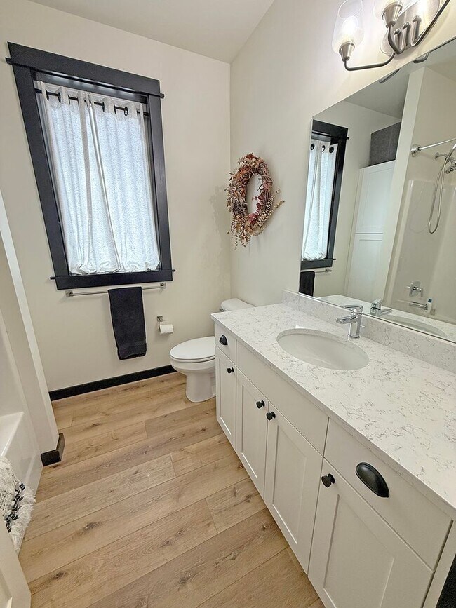 Foto del edificio - Modern Three Bedroom Townhome with Air Conditioning